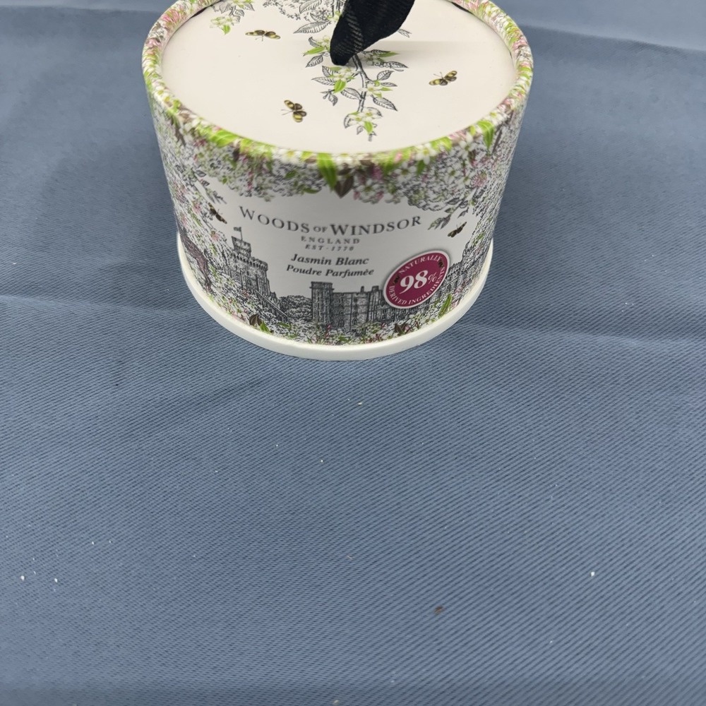 Woods Of Windsor White Jasmine Dusting Powder 3.5 Ounce - Picture 2 of 6